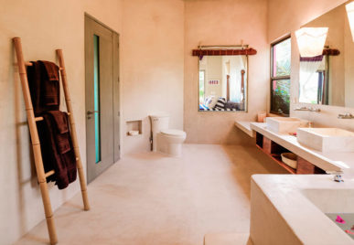 Villa Alma Rosa Bathroom