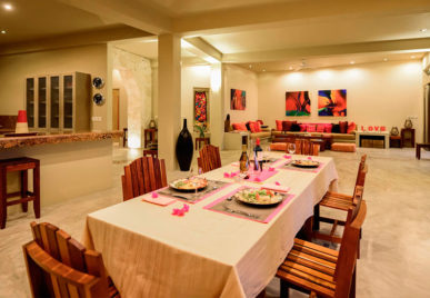 Villa Alma Rosa Dinner and living